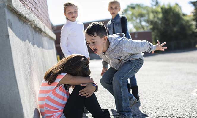 Pare o bullying na escola. valentão adolescente agressivo, agressão verbal  do aluno e ilustração de tipos de violência ou bullying de adolescentes