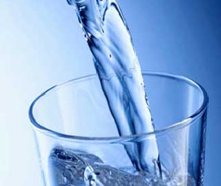 Pedra nos rins - Beber muita água, um bom remédio caseiro